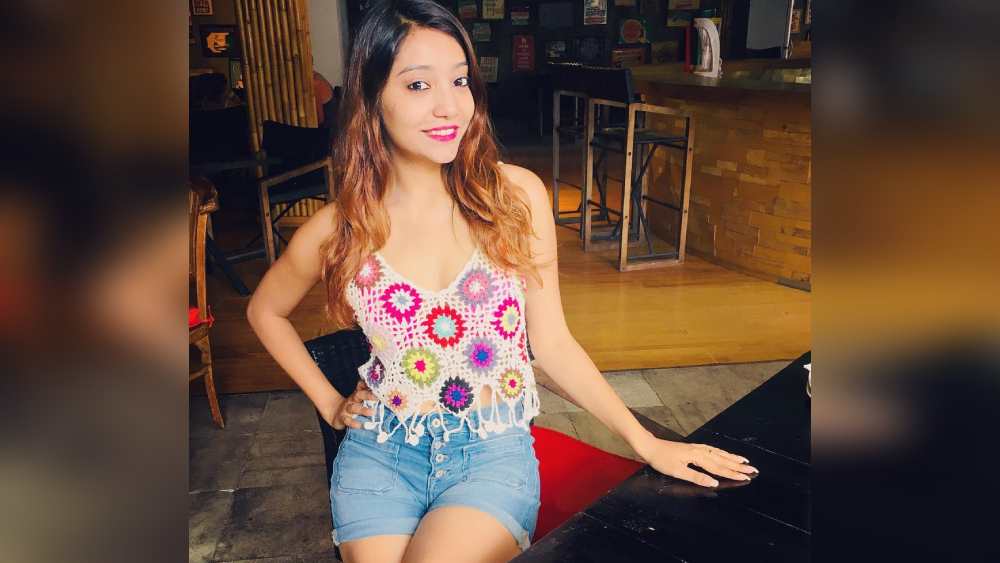 ছোট থেকেই সাজগোজে আগ্রহ। কলেজে পড়া শেষ হওয়ার পরই ঝাঁসির একটি সৌন্দর্য প্রতিযোগিতায় অংশগ্রহণ করেন। আর কী আশ্চর্য! সবাইকে হারিয়ে সেরা সুন্দরীও হয়ে যান। সেটা ২০১১ সাল।