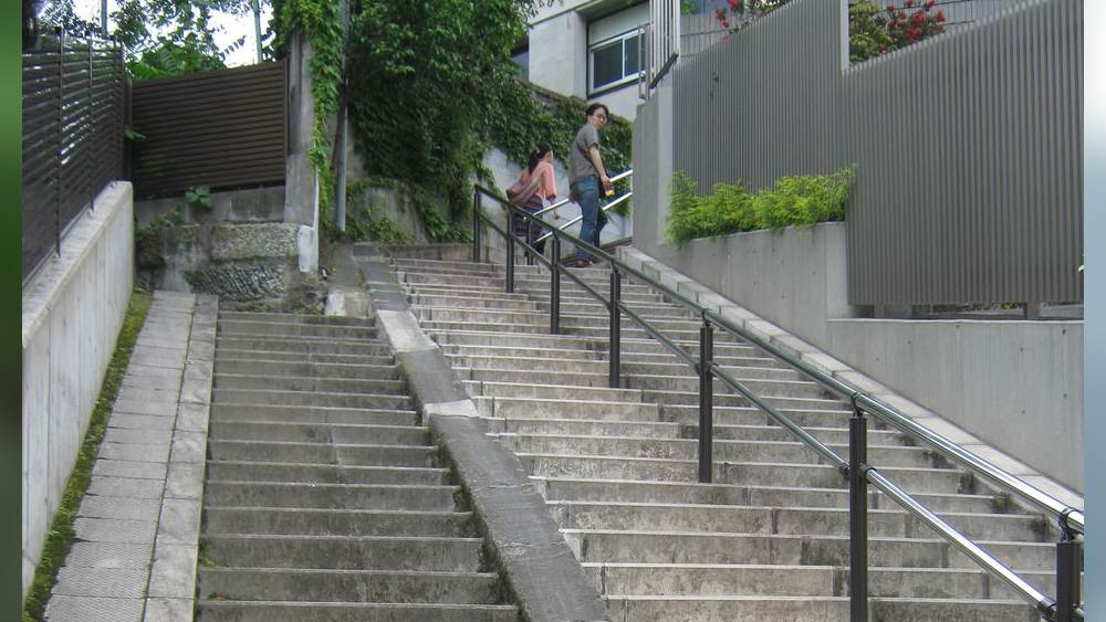 বাস্তবেও তো ওঠার সময়ই সিঁড়িকে পায়ে দলে উঠি আমরা, নামার সময় ভুলে যাই, টোকিয়োর অবাকে কায়দানকে মানুষের সেই স্বভাবেরই প্রতিফলন বলা যায়। বলছেন মনোবিদরা।