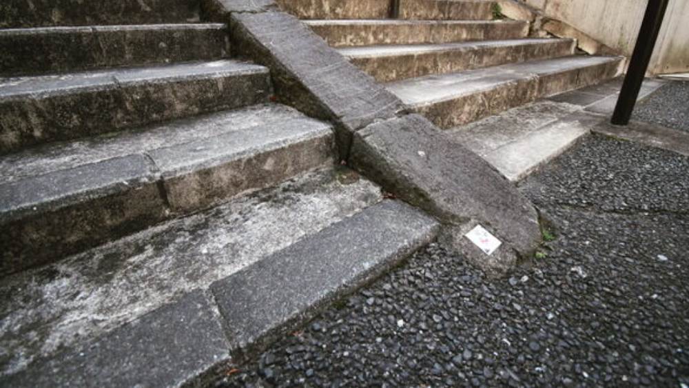 একটু খেয়াল করলে দেখা যাবে, পাথুরে সিঁড়ির প্রথম ধাপটি প্রায় মাটির সঙ্গে ঠেকে রয়েছে। যা ওঠার সময় চোখে পড়লেও নামার সময় এড়িয়ে যাওয়াই স্বাভাবিক।