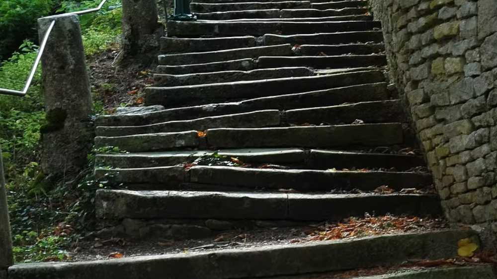 এই ‘ভূতের সিঁড়ি’ বেয়ে ওঠা নামা আক্ষরিক অর্থেই ভুতুড়ে অভিজ্ঞতা ছিল এক সময়ে।