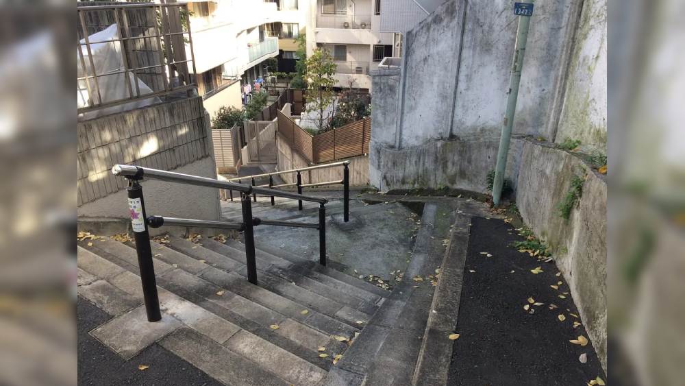 অদ্ভুত এই বৈশিষ্ট্যের জন্য স্থানীয়রা সিঁড়ির নাম দিয়েছেন অবাকে কায়দান। জাপানি ভাষায় অবাকে মানে ভূত। আর কায়দান হল সিঁড়ি। অর্থাৎ ভূতের সিঁড়ি। 