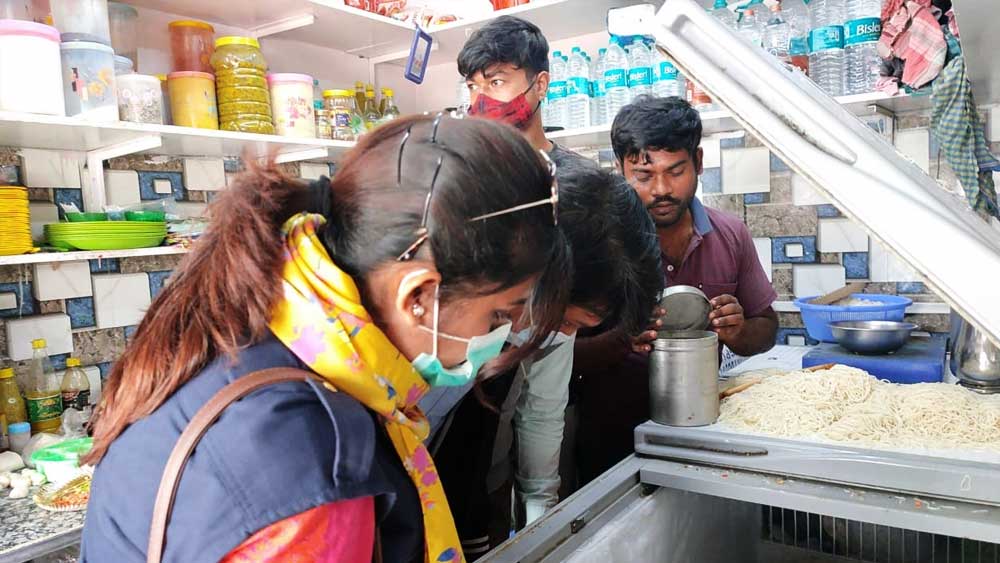 রেস্তোরাঁয় খাদ্য নিরাপত্তা দফতরের আধিকারিকরা।