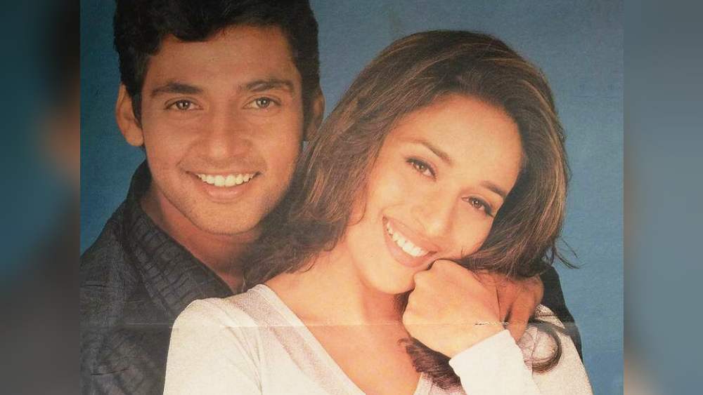 একটি পত্রিকার ফটোশ্যুটে প্রথম দেখা হয় দু’জনের। সেখান থেকেই অজয়-মাধুরীর বন্ধুত্বের সূত্রপাত।