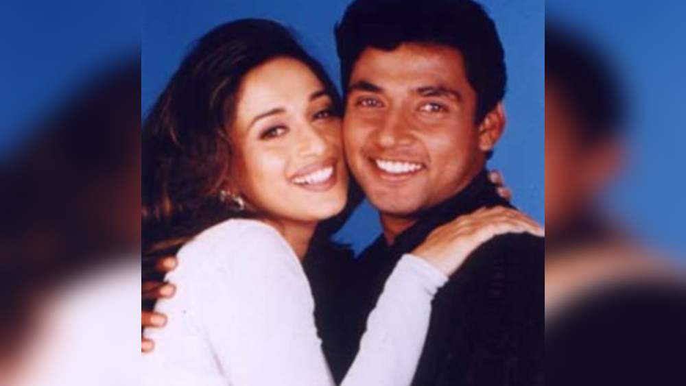 অজয় তখন ভারতীয় ক্রিকেটের অন্যতম জনপ্রিয় তারকা। মহিলা ভক্তরা তাঁকে এক ঝলক দেখার জন্য পাগল। আর এ দিকে মাধুরীর ছবি ‘দিল তো পাগল হ্যায়’ সবে মুক্তি পেয়েছে। ছবিটি ব্লকবাস্টার হিট। স্বপ্নের জুটি হতে পারতেন, কিন্তু বাদ সাধল পরিবার। খানিকটা বলিউডি ফিল্মের মতোই  অজয়-মাধুরীর সম্পর্কেও দেখা দিল অ্যান্টি ক্লাইম্যাক্স।