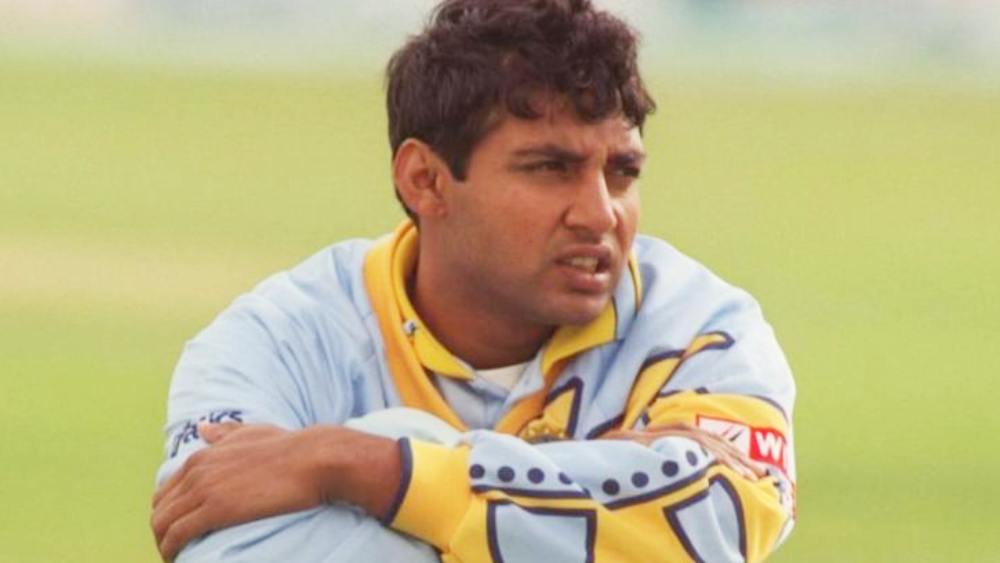 কিন্তু হঠাৎ পরিস্থিতি বদলে যায় ১৯৯৯ সালে। ম্যাচ গড়াপেটায় অজয় জাদেজার নাম জড়ালে মাধুরীর পরিবার বেঁকে বসে। অজয়-মাধুরীর সম্পর্ক নিয়ে এর আগে তাঁরা আপত্তি না তুললেও মেয়ের সঙ্গে একজন গড়াপেটায় অভিযুক্তের নাম জড়াক তা চাননি মাধুরীর বাবা-মা। মাধুরীও নাকি সেই সময়েই অজয়ের সঙ্গে সব রকম সম্পর্ক বিচ্ছিন্ন করে আমেরিকায় চলে যান।