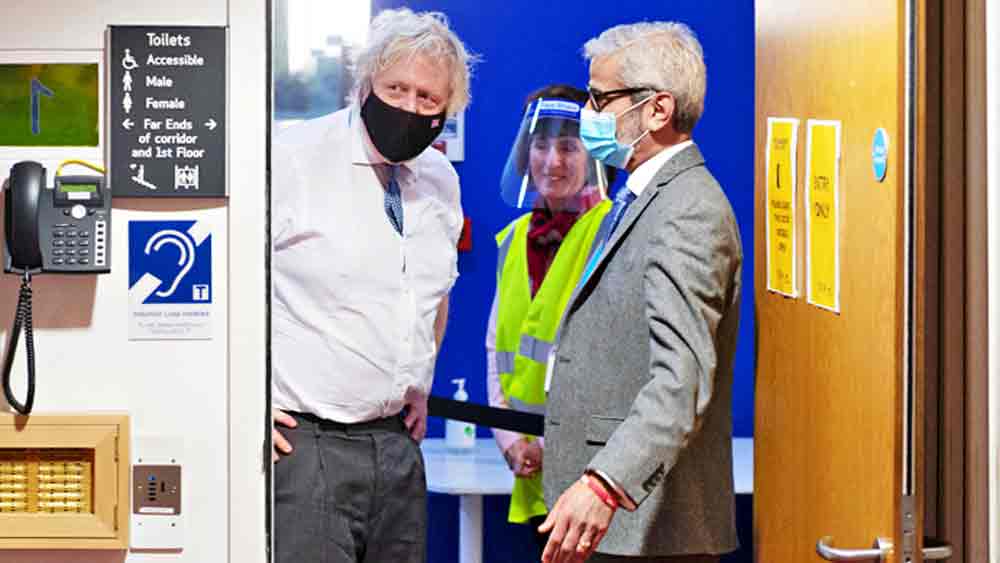 টিকা-কেন্দ্রে ব্রিটিশ প্রধানমন্ত্রী বরিস জনসন। রয়টার্স 