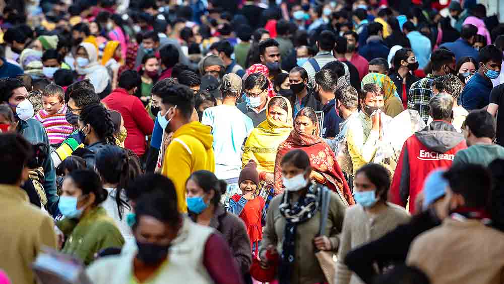 বিধি কই: ওমিক্রনের সংক্রমণ রুখতে সম্প্রতি বেশ কিছু কড়া পদক্ষেপ করেছে দিল্লি সরকার। তা সত্ত্বেও সরোজিনী নগর বাজারে উপচে পড়ছে ভিড়। অনেকে পরেননি মাস্কও। বুধবার।