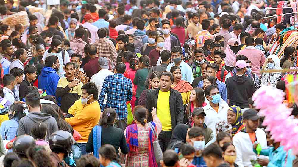 বিধিভঙ্গ: রাজ্যে ওমিক্রন স্ট্রেনের চোখরাঙানি এবং কোভিডের বাড়বাড়ন্তের মধ্যেও নিউ মার্কেট চত্বরে উপচে পড়া ভিড়। বহু জনের মুখেই নেই মাস্ক, উধাও দূরত্ব-বিধি। বুধবার। 