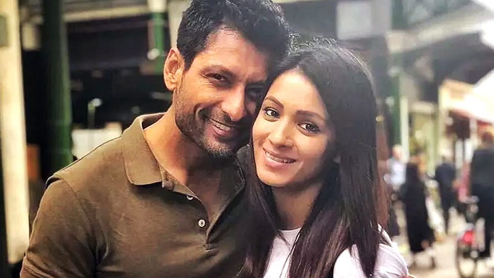 প্রথমে ইনস্টাগ্রামে ‘আনফলো’। তার পরে ছবি না দেওয়া। একে একে এ ভাবেই অনুরাগীদের চোখের সামনে ইন্দ্রনীল সেনগুপ্ত এবং বরখা বিশতের দূরত্ব উঠে আসে। দু'জনের কেউ প্রকাশ্যে কিছু বলেননি দাম্পত্যে ফাটল নিয়ে। কিন্তু লুকিয়েও থাকেনি কিছুই। বরখা মাঝে মধ্যেই সম্পর্ক ভাঙা নিয়ে নেটমাধ্যমে ইঙ্গিতপূর্ণ পোস্ট করেন। শোনা যায়, ১৩ বছরের দাম্পত্য ভেঙে অনেক দিন ধরেই আলাদা থাকছেন দুই তারকা।