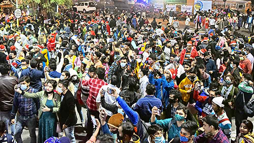 বড়দিনে পার্ক স্ট্রিটে জনসমুদ্র। 