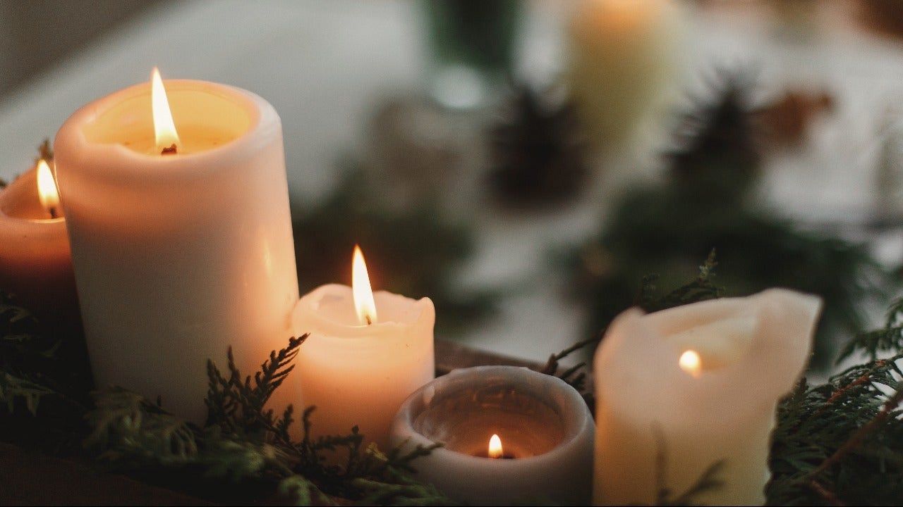 শুদ্ধিকরণ এবং সুরক্ষার জন্য সাদা মোমবাতিও ব্যবহার করা হয়। আপনার ঘরকে শুদ্ধ করতে সাদা মোমবাতি জ্বালিয়ে রাখতে পারেন। মূল দরজার কাছে একটি মোটা সাদা মোমবাতি রাখুন। এতে বাড়ির চারপাশে একটি ইতিবাচক শক্তি তৈরি করে।