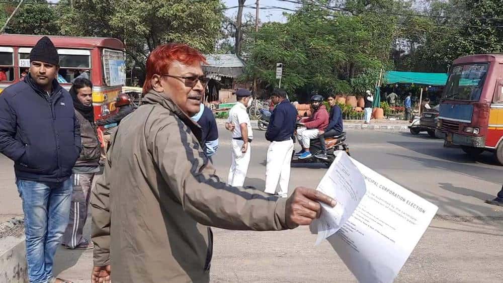 স্ত্রীর জন্য মনোনয়নের ফর্ম তুললেন ৯৮ ওয়ার্ডের বিদায়ী কাউন্সিলর মহম্মদ জাফর আলি।