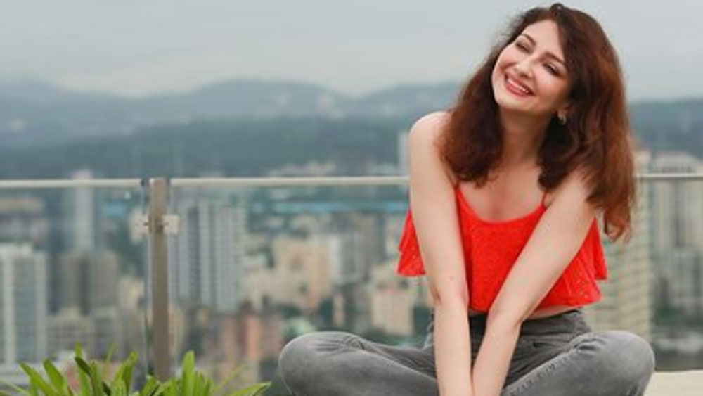 অভিনয়ের পাশাপাশি লেখালেখিও করতে ভালবাসেন তিনি। সময় পেলেই ছন্দ মিলিয়ে কবিতা লেখেন সৌম্যা।