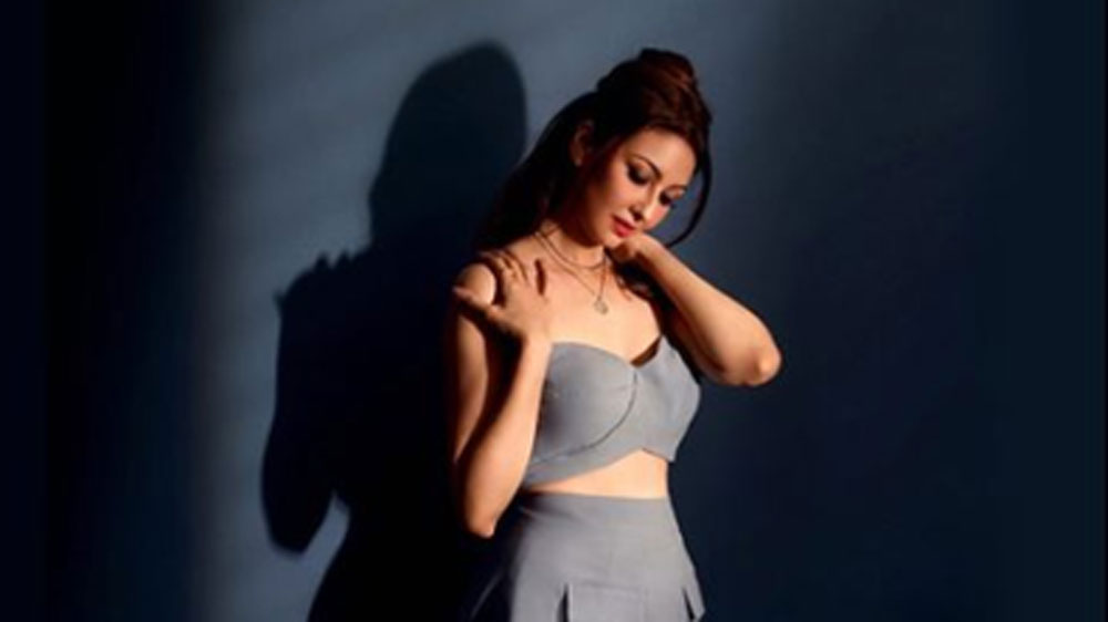 ইন্ডাস্ট্রিতে গুঞ্জন, লকডাউনে তাঁকে পারিশ্রমিক কাটছাঁট করতে বলা হয়েছিল। তাঁকে যা পারিশ্রমিক দেওয়ার প্রতিশ্রুতি দেওয়া হয়েছিল তাতে নাকি সৌম্যার ব্যক্তিগত এবং সংসার খরচ কোনওভাবেই বহন করা সম্ভব ছিল না।