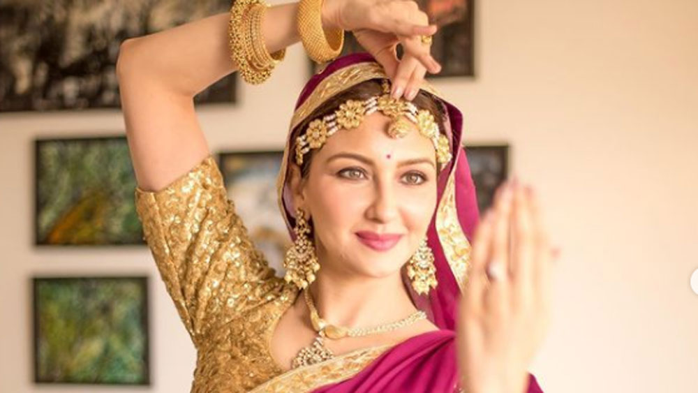 মডেলিংয়ে সাফল্য আসতে শুরু করে ওই বছর থেকেই। তার পর উপস্থাপকের কাজ করতে শুরু করেন। অভিনয় যেমন কষ্টসাধ্য, তেমনই উপস্থাপনাও বেশ কঠিন। ছবির মতো হিট-ফ্লপের ভাবনা বা চাপ না থাকলেও শোয়ের উপস্থাপকদের রীতিমতো টানাপড়েনের মধ্যে কাটাতে হয়।