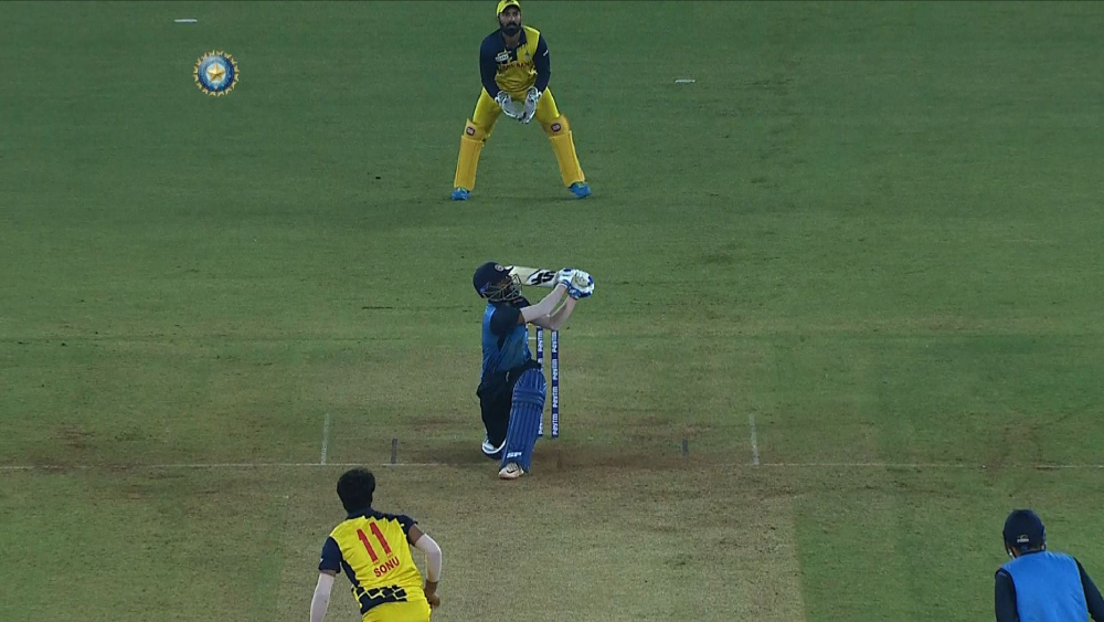 ধোনির হেলিকপ্টার শটে নতুন পাইলট বরোদার বিষ্ণু