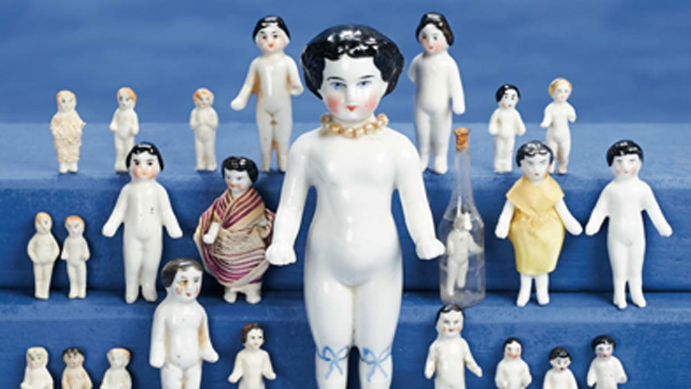 পরে পরে ছেলেদের জন্যও চার্লি পুতুল বানানো শুরু হয়েছিল জার্মানিতে। এবং ফ্রোজেন শার্লট রীতিমতো জার্মানির ফ্যাশনেও জায়গা করে নিয়েছিল। অনেকেই হারের লকেট হিসাবে পরতে শুরু করেছিলেন।