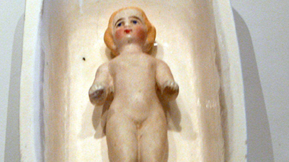 প্রথম প্রথম পোর্সেলিন দিয়ে তৈরি করা হত পুতুলগুলো। আকারে সেগুলি খুব ছোট হত যাতে শিশুরা সহজেই হাতে ধরতে পারে। ফ্রোজেন শার্লট বিক্রি হত ছোট বাক্সের মধ্যে। শার্লটের সারা শরীর সাদা রঙের শুধুমাত্র চোখ আর চুল ছিল কালো।