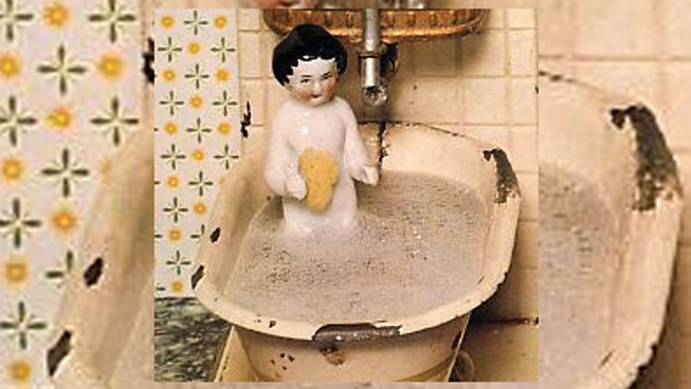 গরম জামা ছাড়াই বেরিয়ে পড়েছিল সে। বন্ধু শার্লটের কাছে পৌঁছনোর আগেই হাড়কাঁপুনি ঠান্ডায় জমে গিয়ে তার মৃত্যু হয়।