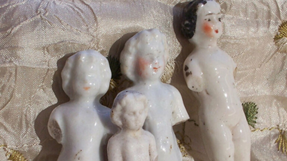 ক্রিমে ডুবে থাকা সেই কেক থেকে যদি উঁকি মারে কোনও নিরীহ শিশুমুখ যার আপাদমস্তক যেন বরফে ঢাকা। যে কোনও বাচ্চাই আনন্দে আত্মহারা হয়ে যাবে। ১৯ শতকে নতুন বছরের উত্সবে এটাই ছিল বাচ্চাদের কাছে সেরা উপহার।