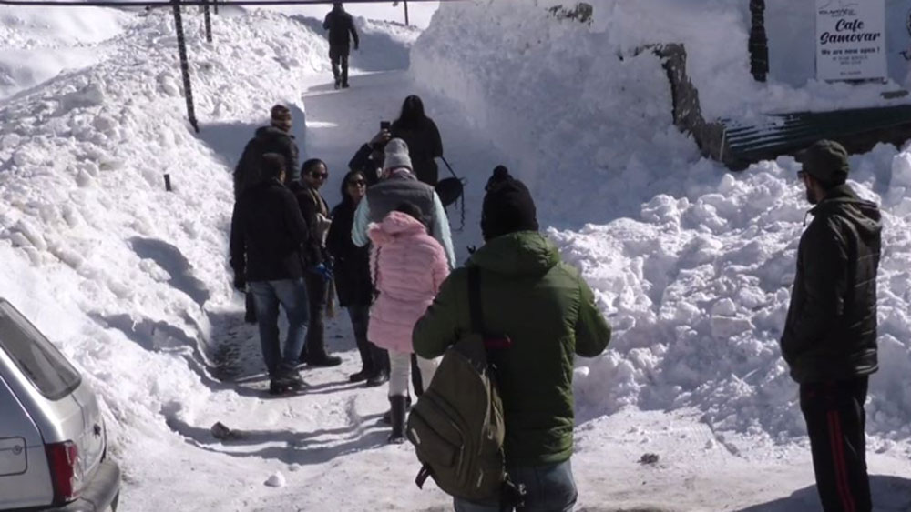 উত্তরে বলতে হবে অবশ্যই না। কারণ, বরফ তাপ প্রতিরোধের কাজ করে। তাই বরং বাইরের অত্যধিক ঠান্ডা হাওয়া ভিতরে ঢুকতে পারে না। বাইরের থেকে ভিতরটা অনেক বেশি মনোরম।