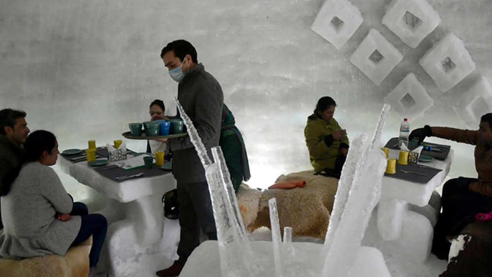 এর ভিতরে বসে সুস্বাদু গরম খাবার উপভোগ করতে পারবেন পর্যটকেরা। তবে অনেকেরই মনে প্রশ্ন আসতে পারে এর ভিতরে আরও ঠান্ডায় কাবু হয়ে যাবেন না তো পর্যটকেরা?