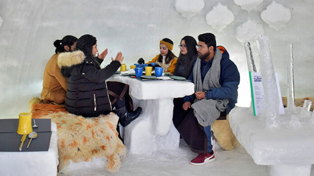 বরফের চেয়ারে যাতে বসতে অসুবিধা না হয়, তাই প্রতিটা চেয়ারের উপর ভেড়ার মোটা চামড়া বিছিয়ে দেওয়া। তার উপরই পর্যটকেরা বসবেন।