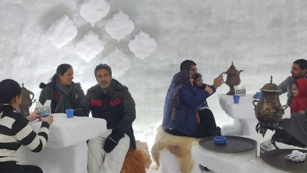 ইগলুর ভিতরে মোট ৪টি টেবিল রয়েছে । যাতে ১৬ জনের বসার ব্যবস্থা করা সম্ভব।