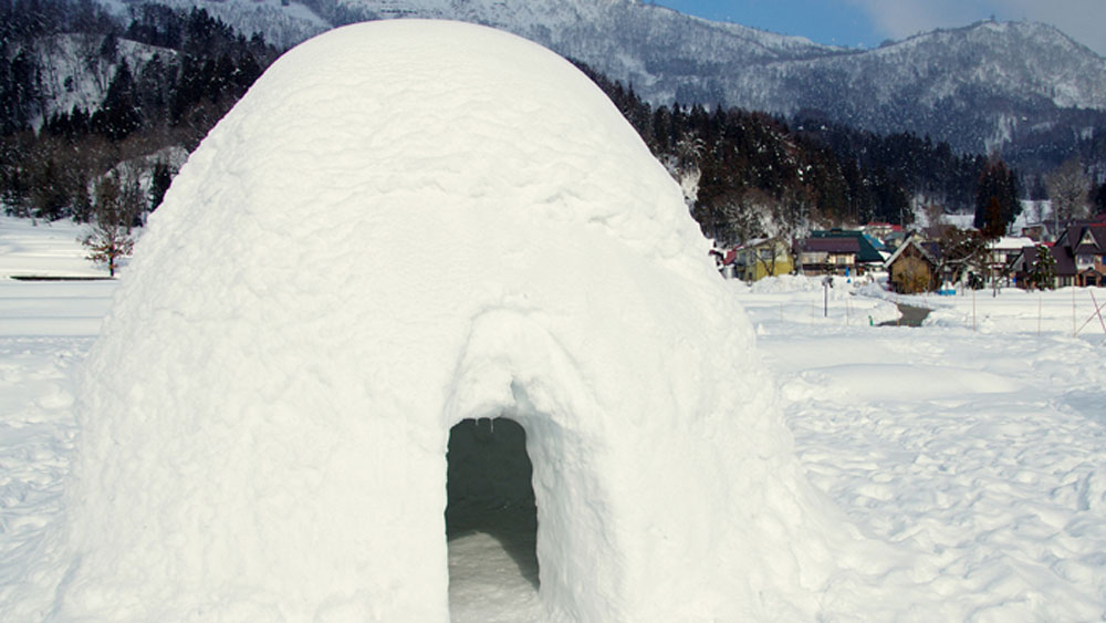 ভিতরে চেয়ার, টেবিল সমস্তই শুধু বরফ দিয়ে তৈরি। হাওয়া চলাচলের জন্য দেওয়ালে বরফ কেটে ছোট ছোট জানলা বানানো হয়েছে।