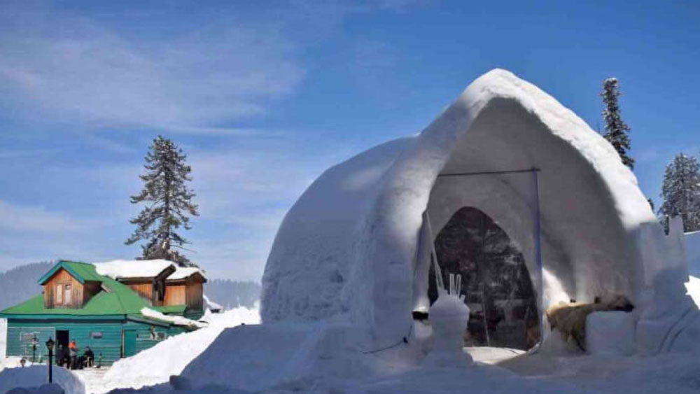 রেস্তরাঁয় প্রবেশের পর মেনু কার্ড থেকে খাবার বাছাই এবং তার পর কর্মচারীরা সেই খাবার আপনার টেবিলে পরিবেশন-পর্ব, সবই ব্যবস্থা রয়েছে এই ইগলুতে।