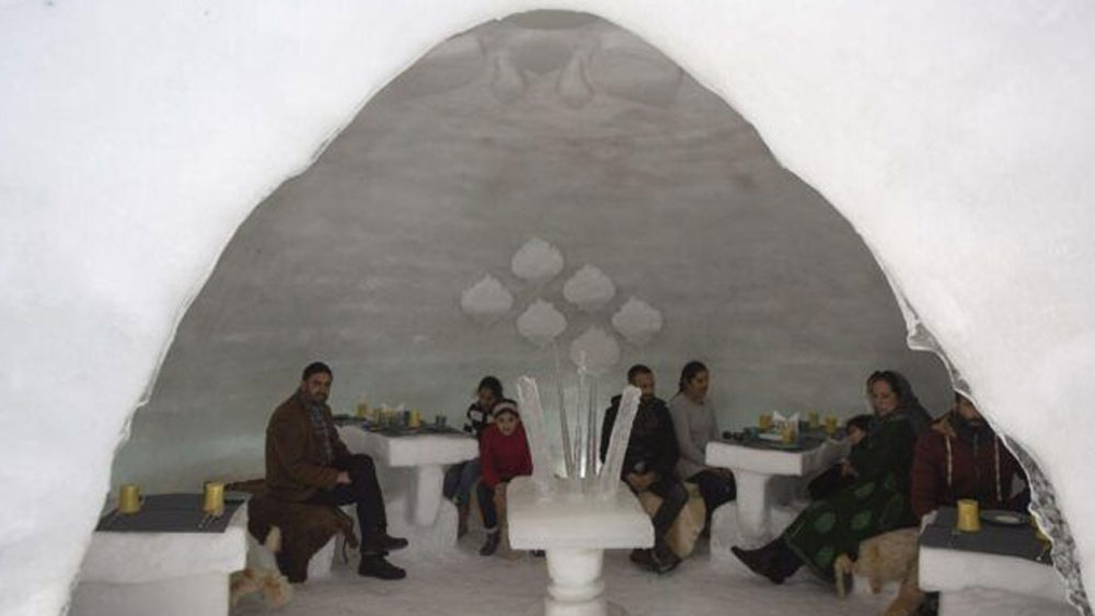 যা পুরোটাই বরফ দিয়েই তৈরি। রেস্তরাঁয় যা যা সুবিধা পেয়ে থাকেন, এই ইগলু রেস্তোরাঁতেও সে সমস্ত সুবিধাই পাবেন আপনিও।