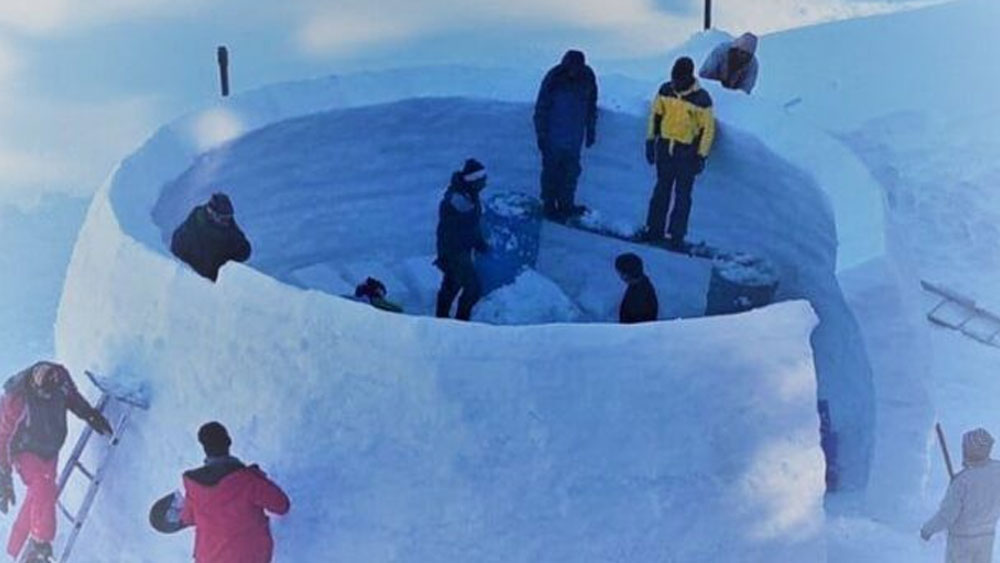 এর জন্য শুধু ব্যাগপত্র গুছিয়ে যেতে হবে গুলমার্গে। কারণ, গুলমার্গে তৈরি হয়েছে ভারতের প্রথম ইগলু রেস্তরাঁ। যা এশিয়ার সব ইগলু রেস্তরাঁর মধ্যে আকারে সবচেয়ে বড়।