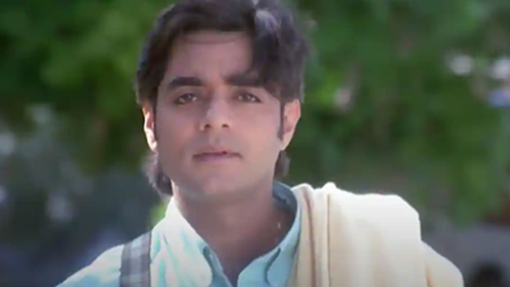 ‘মাচিস’-এ তাঁকে দেখার পর মুম্বইয়ের ফিল্ম দুনিয়া তাঁর নামের সঙ্গে ‘পরবর্তী বড় অভিনেতা’র তকমা জুড়ে দিয়েছিল। এর পর চন্দ্রচূড় অনেকগুলি ফিল্মেই মুখ্য চরিত্রে অভিনয় করেছেন। কিন্তু সে ভাবে কোনও ফিল্মই সফল হয়নি।