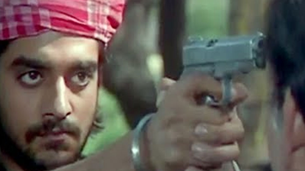 ১৯৯৬ সালের এই ফিল্ম ‘তেরে মেরে সপনে’ দিয়েই তাঁর বলিউডে হাতেখড়ি হয়। ফিল্মটি মুক্তি পাওয়ার আগেই পরিচালকের মৃত্যু হয়। ফিল্মের মুক্তিও পিছিয়ে যায়। মুম্বইয়ের চলচ্চিত্র দুনিয়া হয়তো আরও একবার তাঁর নামের সঙ্গে দুর্ভাগ্যের বিষয়টি জুড়ে দিত, যদি না তাঁর অন্য একটি ছবি ‘মাচিস’ সফল হত।