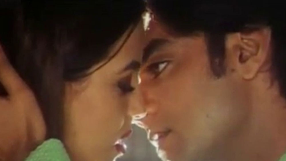 স্থায়ী চাকরি পেয়ে গিয়েছিলেন চন্দ্রচূড়। জীবন ঠিকঠাকই এগোচ্ছিল কিন্তু তার মধ্যেই ফের মুম্বই থেকে তাঁর কাছে ফোন আসে। জয়া বচ্চন একটি ছবির জন্য তাঁর সঙ্গে যোগাযোগ করেছিলেন। এই প্রস্তাব ফিরিয়ে দেওয়া সম্ভব ছিল না তাঁর কাছে।