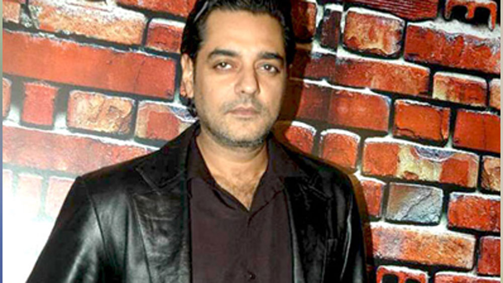 নিরীহ চোখ, চকোলেট বয় চন্দ্রচূড়ের ৯ বছরের পরিশ্রমও কাজে লাগল না। কেরিয়ার শুরুর পরেই যেন মিলিয়ে গেল অকালেই। মাত্র ৬ বছরেই কেরিয়ার শেষ হয়ে যায় তাঁর। দারুণ ভাবে শুরু করে, ২৬টি ফিল্মে অভিনয় করেও তারকার স্বাদ উপভোগ করতে পারলেন না চন্দ্রচূড়।