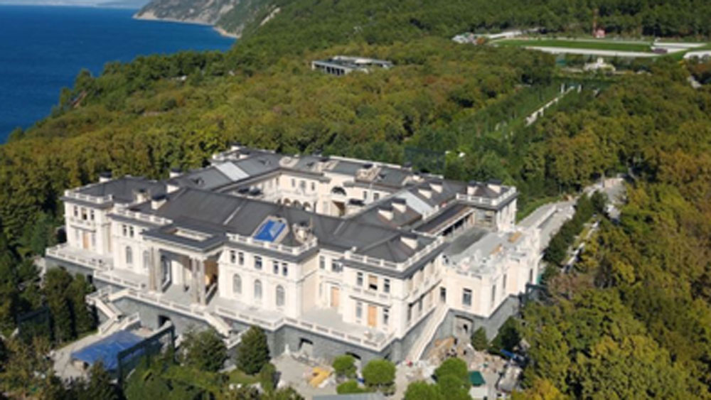 সম্প্রতি আবার পুতিন ঘনিষ্ঠ বলে পরিচিত রাশিয়ার এক কোটিপতি ব্যবসায়ী রটেনবার্গ বিবৃতি দিয়ে বিতর্কের মূলে থাকা ওই প্রাসাদ তাঁর বলে দাবি করেছেন।