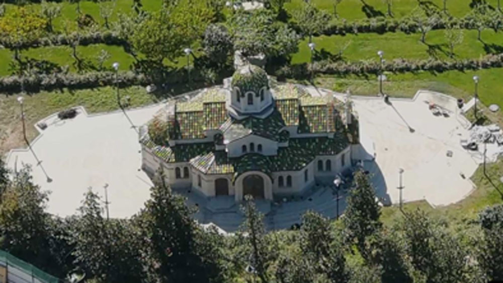 ইতিমধ্যেই এক বিবৃতিতে পুতিন পরিষ্কার জানিয়ে দিয়েছেন, এই প্রাসাদ এবং প্রাসাদের কোনও কিছুই তাঁর নিজের বা দূর সম্পর্কের কোনও আত্মীয়েরও নয়।