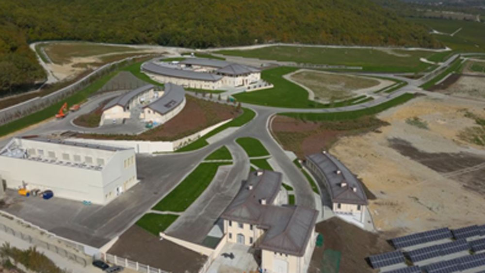 ১৭ হাজার ৬৯১ বর্গ মিটার এলাকা জুড়ে রয়েছে প্রাসাদটি। ক্যাসিনো, আঙুরের খেত থেকে শুরু করে গির্জা, এমনকি নিজস্ব বন্দরও রয়েছে প্রাসাদে। যেন একটি আলাদা শহর এই প্রাসাদ। ভিডিয়োর এমনই দাবি করেন নাভালনি।