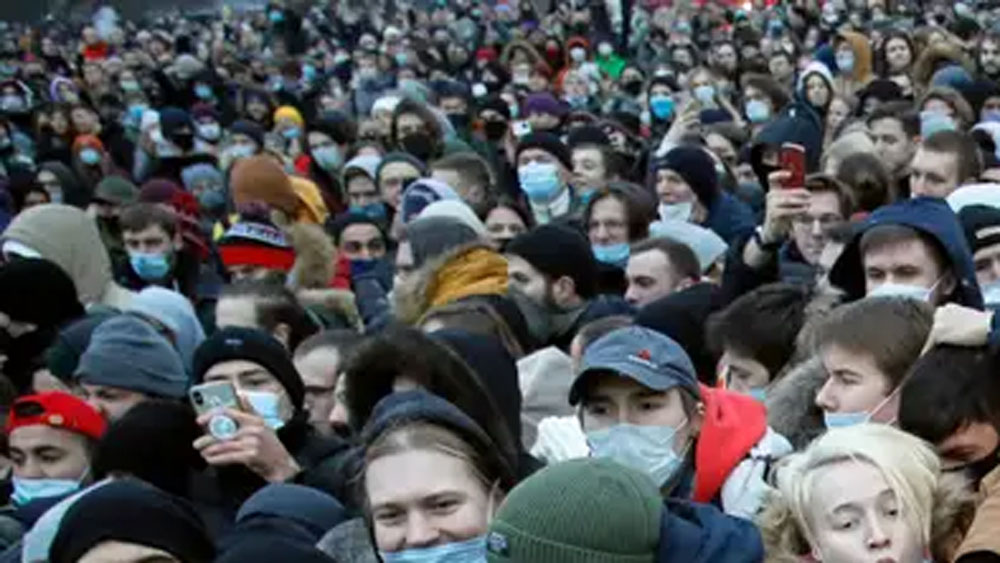 সম্প্রতি নাভালনির মুক্তির দাবিতে এবং তাঁর প্রকাশ করা ওই বিস্ফোরক ভিডিয়োকে কেন্দ্র করে উত্তাল হযে উঠেছে রাশিয়া। প্রশাসনের বিরুদ্ধে এত বড় আন্দোলন হয়তো রাশিয়া আগে দেখেনি। কী ছিল ওই ভিডিয়োতে?