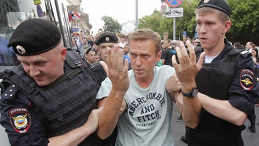 এই কারণে দীর্ঘ দিন অসুস্থ ছিলেন নাভালনি। গত ১৭ জানুয়ারি সুস্থ হয়ে জার্মানি থেকে দেশ ফেরা মাত্রই তাঁকে গ্রেফতার করে রুশ পুলিশ। এর দু’দিন পরই একটি ভিডিয়ো প্রকাশ করেন নাভালনি।