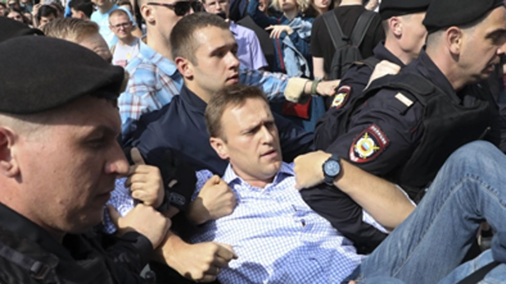 সোভিয়েত আমলে তৈরি নার্ভ এজেন্ট নোভিচক প্রয়োগ করা হয়েছিল তাঁর উপরে। এমনই দাবি তাঁর।