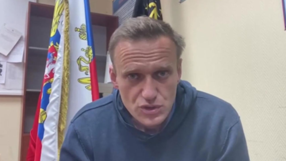 কেন? রাশিয়ার বিরোধী নেতা আলেক্সেই নাভালনির দাবি ঘুষের টাকায় তৈরি এই প্রাসাদের মালিক নাকি রাশিয়ার প্রেসিডেন্ট ভ্লাদিমির পুতিন! সম্প্রতি এ নিয়ে একটি ভিডিয়ো প্রকাশ করেন নাভালনি। তার পরই তেতে উঠেছে সারা দেশ।