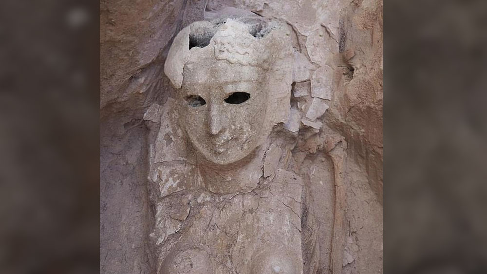 প্রত্যেকটি কবরই মিশরীয় পাতালের দেবতা ওসাইরিস এবং তাঁর স্ত্রী এবং বোন আইসিসকে উৎসর্গ করা হয়েছে। ওসাইরিস মৃত্যুর পর পরলোকে সকলের ভবিষ্যৎ নির্ধারণ করেন বলে প্রচলিত ছিল প্রাচীন মিশরে।