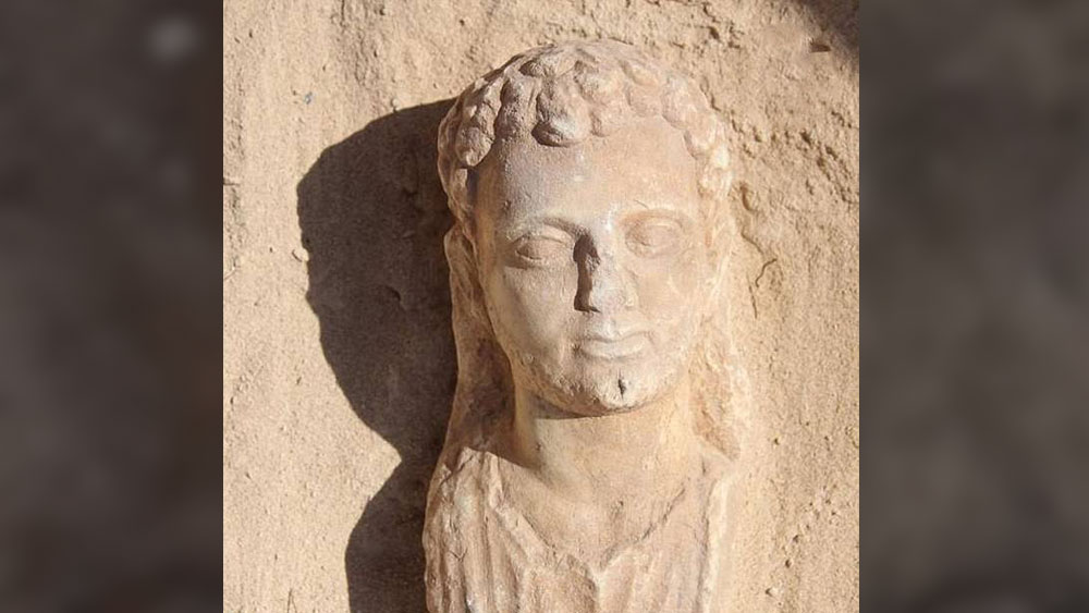 যে ব্যক্তির মমিতে সোনার জিভ পাওয়া গিয়েছে, তিনি কবে মারা গিয়েছিলেন তা যদিও নিশ্চিত ভাবে জানা যায়নি। তবে ওই এলাকায় যে ১৬টি কবর খোঁড়া হয়েছে সেগুলির বয়স ২ হাজার বছরেরও বেশি বলে জানা গিয়েছে।