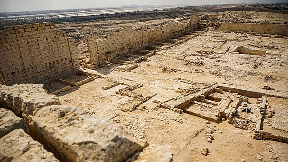 প্রাচীন মিশরে এই ধরনের প্রথা চালু ছিল বলে জানিয়েছেন তাঁরা। হাতেগোনা কিছু মানুষের ঈশ্বরের সঙ্গে কথা বলার ক্ষমতা ছিল বলে মনে করতেন সে দেশের মানুষ। ইহকালের যাবতীয় ভুলচুকের জন্য ক্ষমা চাইতেই সোনার জিভ বসানোর প্রচলন ছিল।