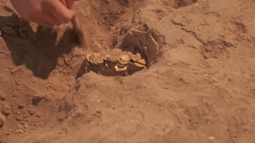 তাপোসিরিস মাগনা মন্দির যা ‘গ্রেট টেম্পল অব ওসিরিস’ থেকে রানি সপ্তম ক্লিয়োপেট্রার ছবি খোদাই করা কয়েনও উদ্ধার করেছেন প্রত্নতত্ত্ববিদরা। সেখানেই রানিকে কবর দেওয়া হয়েছিল বলে মনে করছেন ক্যাথলিন। মিশরের শেষ রানি ক্লিয়োপ্যাট্রা ৩০ খ্রিস্টপূর্বাব্দে তাঁর মৃত্যু হয়।