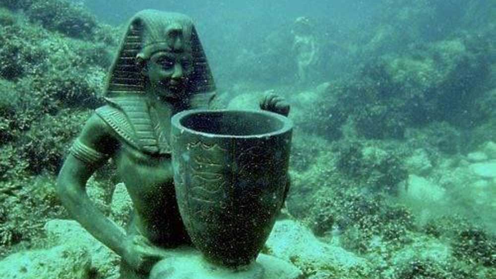 আজ থেকে প্রায় ৪০ বছর আগে ক্লিয়োপেট্রার প্রাসাদের খোঁজ পান প্রত্নতত্ত্ববিদরা। আলেকজান্দ্রিয়ায়র পূর্ব উপকূলে জলের ২০ ফুট নীচে সেটির হদিশ মেলে।