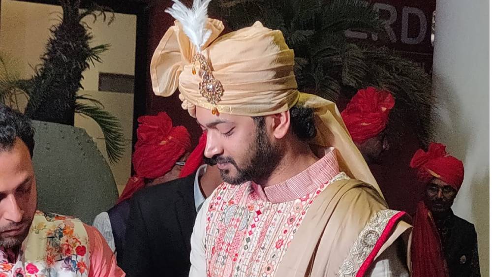 বরের বেশে অভিনেতা ওম সাহানি