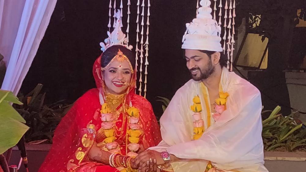 ওম-মিমির বিয়ে: দীপিকার মতো মিমিও বরের মাথায় সিঁদুর পরালেন